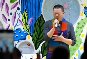 嫣然医院年会现场：李亚鹏哽咽落泪 感谢那英等人