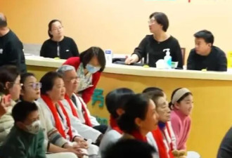 嫣然医院年会现场：李亚鹏哽咽落泪 感谢那英等人