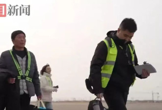 男子开飞机带父返乡过年：开车要三四小时