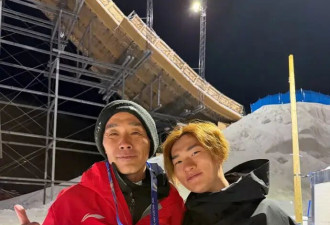 苏翊鸣用冬奥铜牌为教练庆生 两人并肩微笑气场超强