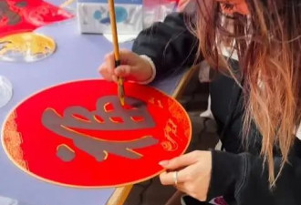 洗米嫂回澳门过年，和女儿低调写春联....