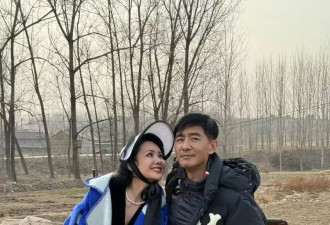 郭晓东程莉莎回村过年,和手扶拖拉机合照,也太接地气了!