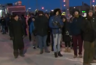 Eglinton轻轨通车！通宵排起大长队只为搭乘首班列车！