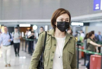 64岁关之琳剪了短发减龄25岁，穿绿外套+牛仔裤