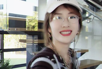 40岁李念带娃买年衣，14岁女儿身材火辣比妈高