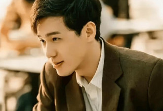 母亲是著名演员，父亲上亿家产，他却跑龙套10年