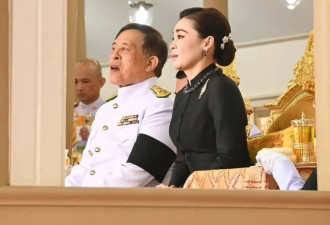 苏提达王后与诗妮娜贵妃罕见同框！同穿一身黑，身材一个比一个好