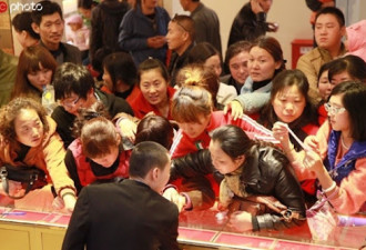 数量惊人 中国家庭疯狂“囤金”