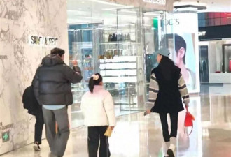 56岁范志毅陪妻女逛街,小17岁老婆好瘦,一双腿比9岁女儿还细