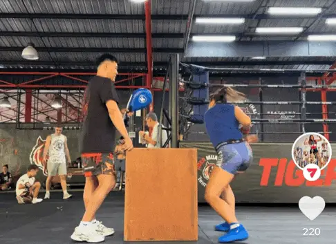 扇耳光大赛首个中国女人：别管意义，扇就完了