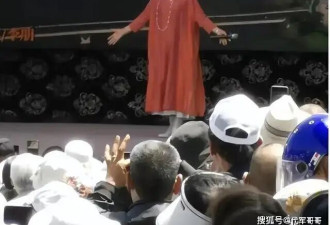 63岁董文华近况曝光！接农村商演唱功不减当年，与丈夫恩爱40多年