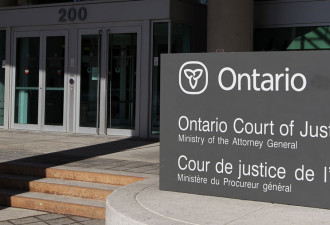 持枪劫车匪徒上庭前被法警用膝盖顶了脸部一下，被当庭释放