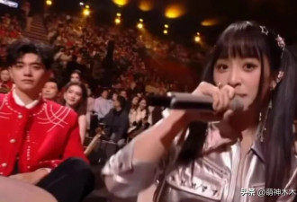 湖南卫视小年夜春晚遭吐槽 假唱穿帮、小品无聊