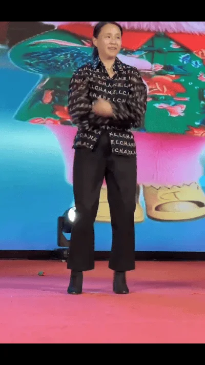 龙丹妮年会跳舞登热搜 网友:宋小宝?