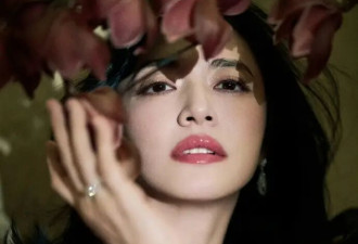 姚晨一出手就是“王炸”！穿露肩花朵装饰长裙搭绿色珠宝，真贵气
