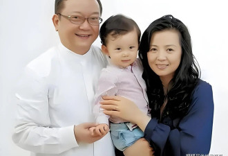 77岁王刚近况曝光！三婚娶小20岁美女教授，如今为了17岁儿子奔波不停