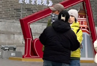 刘青云夫妇洛阳度假，58岁郭蔼明穿破洞裤....