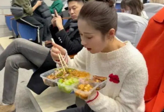 春晚幕后伙食曝光，明星彩排也吃盒饭....