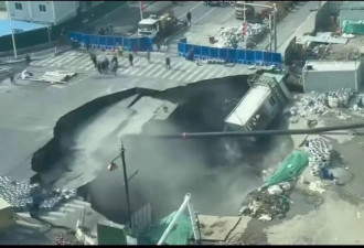 上海一路面发生大规模塌陷 有工棚掉落“天坑”