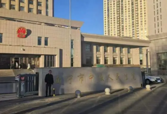 “母遭民警责骂 男子插话被拖进女厕群殴” 宣判