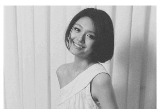 大S未公开照片被曝，18年前穿白裙纯美优雅，采访时被要求拍全身