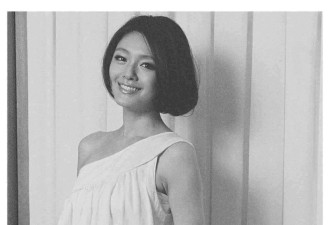 大S未公开照片被曝，18年前穿白裙纯美优雅，采访时被要求拍全身