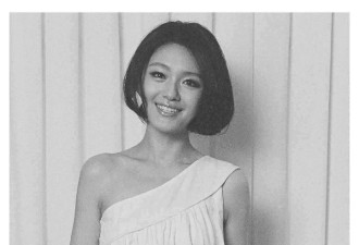 大S未公开照片被曝，18年前穿白裙纯美优雅，采访时被要求拍全身