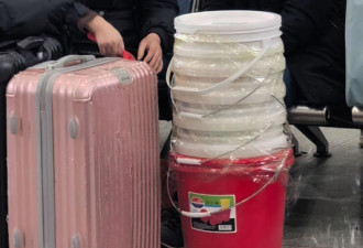中国人对桶的执念！54岁大叔提塑料桶返乡
