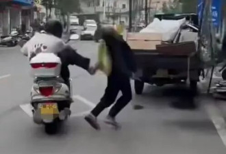 男子骑车当街踹倒拾荒老人后离去，警方回应