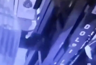 劫匪开叉车撞烂金店大门 最后却骑驴逃跑