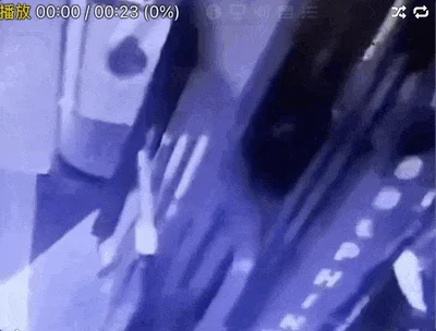 劫匪开叉车撞烂金店大门 最后却骑驴逃跑