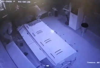 劫匪开叉车撞烂金店大门 最后却骑驴逃跑