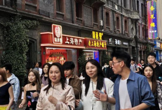 美航班降落上海 游客不倒时差专做这事儿