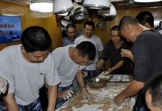 在潜艇里做饭有多难，剁根排骨都有生命危险