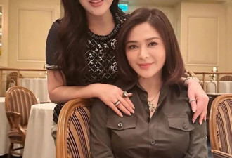 63岁关之琳与70岁吕良伟豪宅内相聚，穿衬衫配喇叭裤，美出新高度