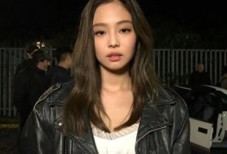 皮衣+小白裙甜酷出击！矛盾美学赚足回头率，张扬野性美太迷人了