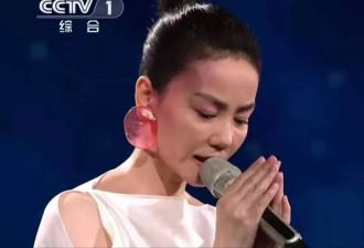王菲现身春晚彩排，穿白裙助理帮提裙摆