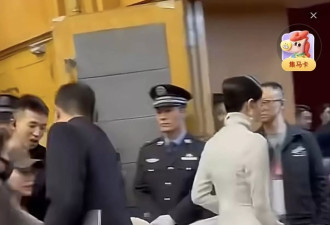 王菲现身春晚彩排，穿白裙助理帮提裙摆