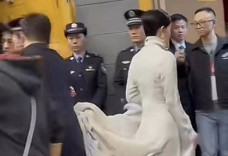 王菲现身春晚彩排，穿白裙助理帮提裙摆