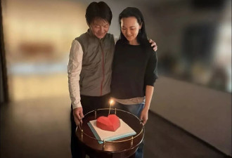 56岁咏梅晒生日照，夫妻俩打扮朴素