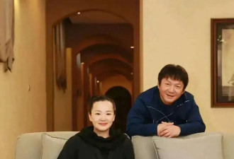 56岁咏梅晒生日照，夫妻俩打扮朴素