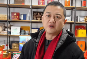 李亚鹏回家过年聚餐，83岁母亲罕出镜头发花白