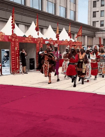 见过非洲英歌舞 才知道什么是热辣黑旋风