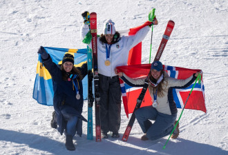 对手下跪致意 她成女子高山滑雪双冠王