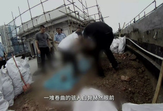 她被掐死埋屋顶28年 弟每天在下面做生意毫无察觉