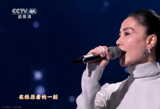 王菲央视春晚演唱结束后，女儿窦靖童发表情包“挖嘞个亲娘”