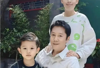 57岁蔡国庆近况曝光！22次登上春晚舞台，如今两个儿子成为他的骄傲