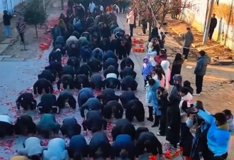 百年传统 山东村庄600人集体磕头拜年