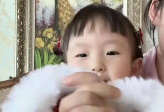 黄一鸣带小孩给爷爷奶奶拜年,嘴巴很甜,被怀疑是变相要红包
