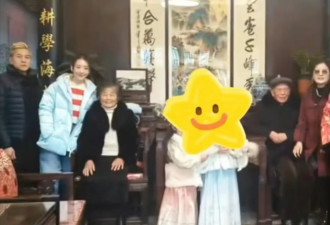 郭富城陪老婆回小县城过年,积极配合亲戚合照,岳父比他小2岁
